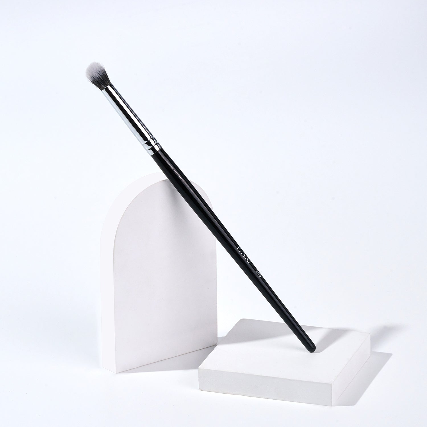 PAC Cosmetics Eyeshadow Blending Brush 203