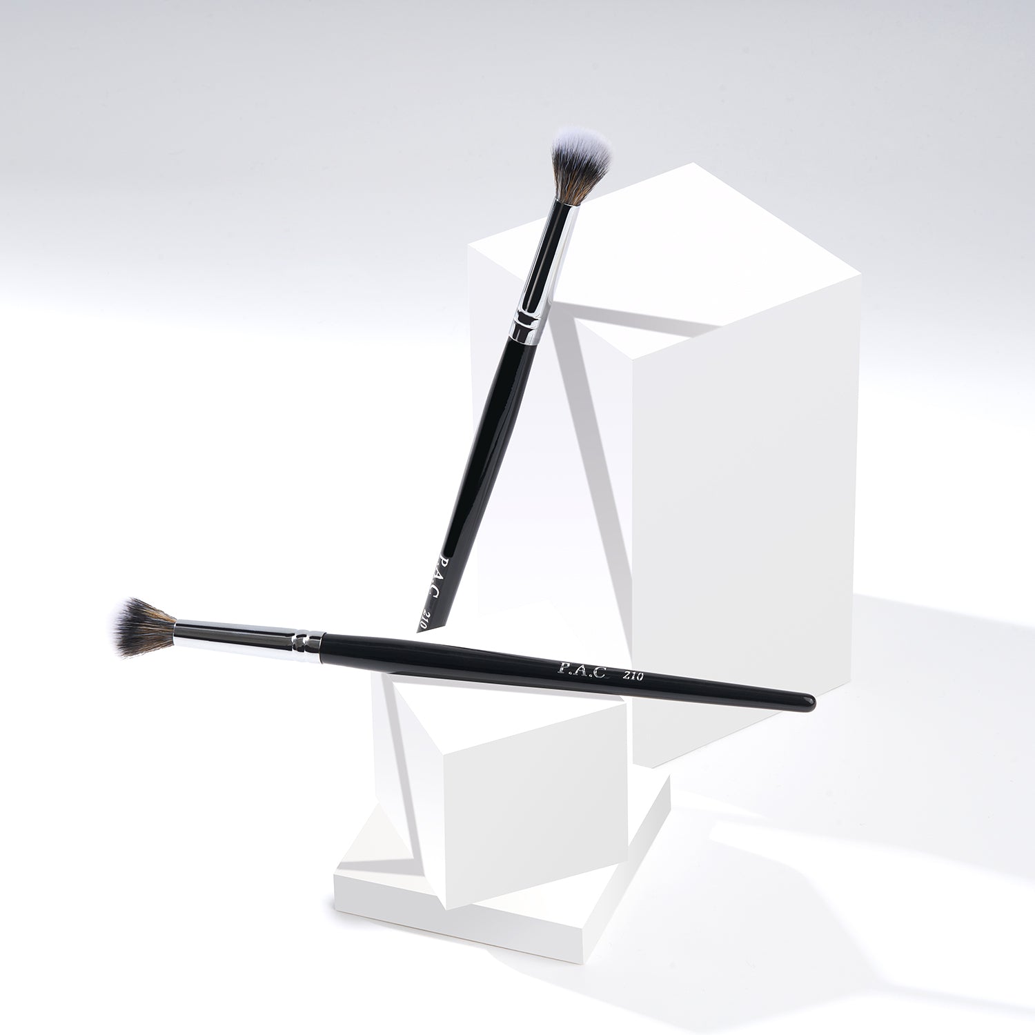 PAC Cosmetics Eyeshadow Blending Brush 210