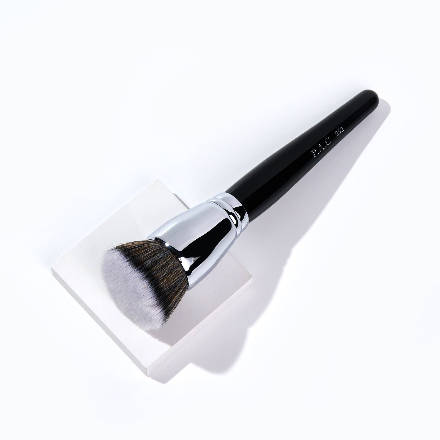 PAC Cosmetics Foundation Blending Brush 252