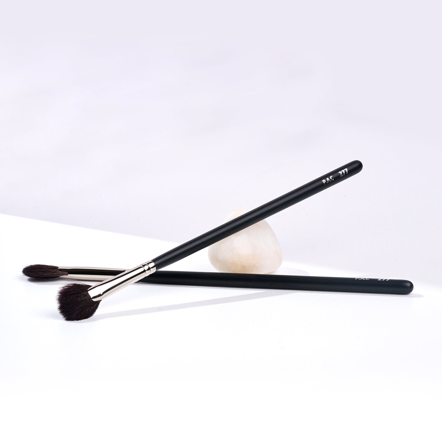 PAC Cosmetics Highlighter Brush 277