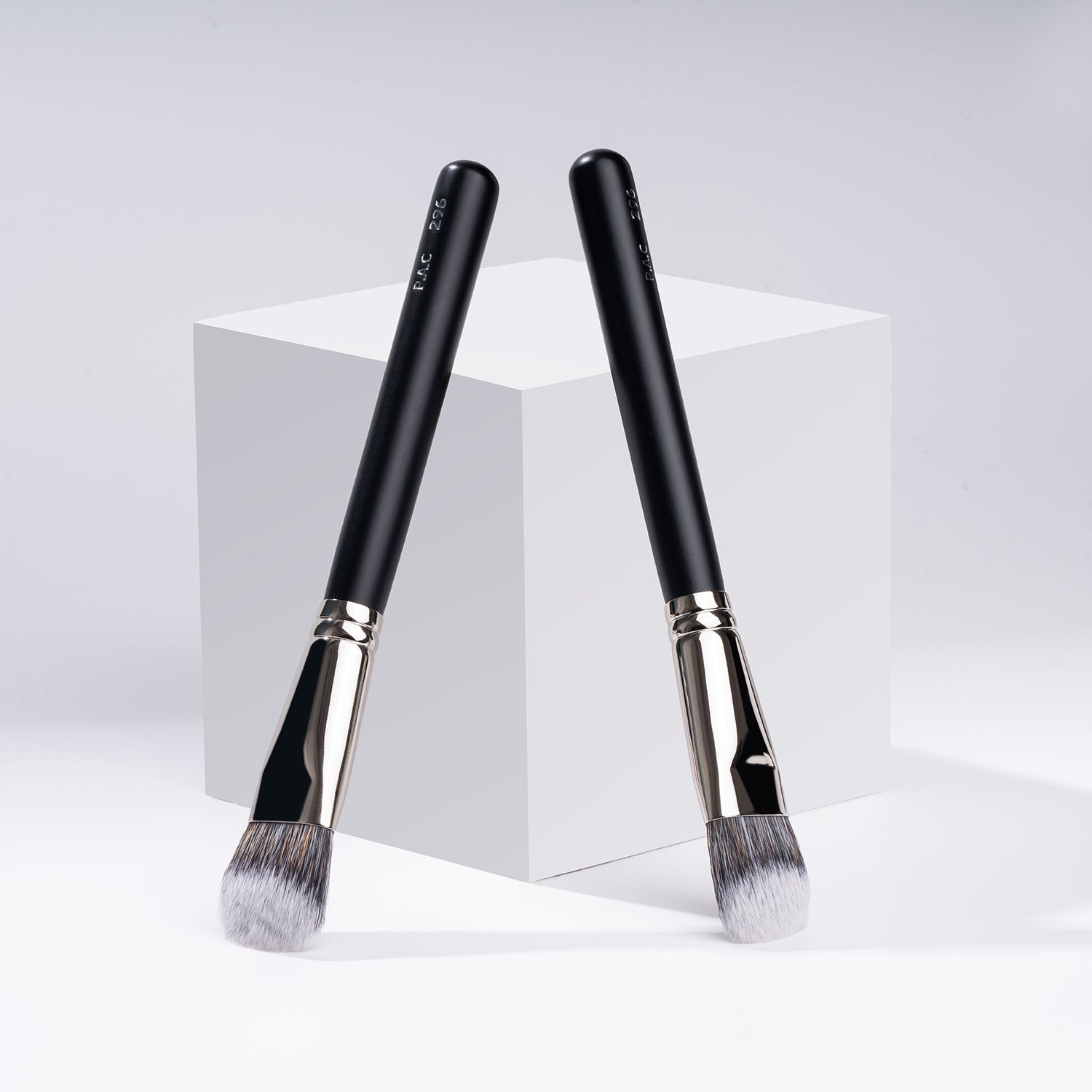 PAC Cosmetics Foundation Blending Brush 296